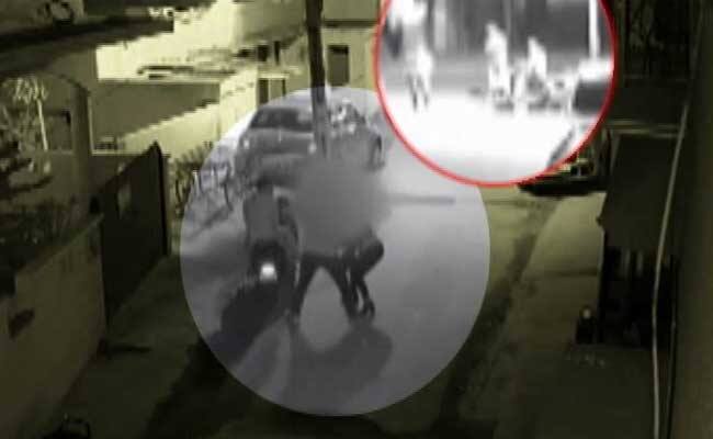 বাইক থেকে নেমে মহিলাকে শ্লীলতাহানি বেঙ্গালুরুতে, সপ্তাহখানেক ধরে নজর রাখছিল হামলাকারীরা Bengaluru Molestation Stalkers Stalking Woman For Several Weeks বাইক থেকে নেমে মহিলাকে শ্লীলতাহানি বেঙ্গালুরুতে, সপ্তাহখানেক ধরে নজর রাখছিল হামলাকারীরা