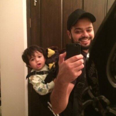 বেঙ্গালুরুতে বর্ষবরণের রাতে বেশ কয়েকজন মহিলার শ্লীলতাহানির ঘটনা নিয়ে বিতর্কিত মন্তব্য করেছিলেন সমাজবাদী পার্টি নেতা আবু আজমি। এবার তাঁর সুপুত্র ফারহানও একই ঘটনার পরিপ্রেক্ষিতে বিতর্কে জড়ালেন। বাপ কা বেটাই বটে!