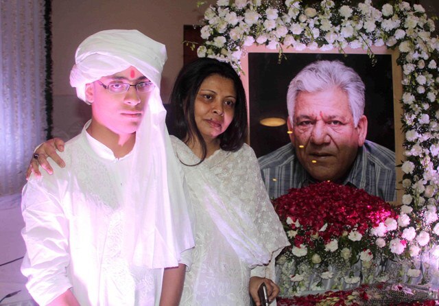 সোমবার হয়ে গেল ওম পুরীর স্মরণে দুটি প্রার্থনা সভা। একটি আয়োজন করেন তাঁর প্রথম স্ত্রী সীমা কপূর ও অপরটি দ্বিতীয় স্ত্রী নন্দিতা পুরী ও তাঁর ছেলে ঈশান।