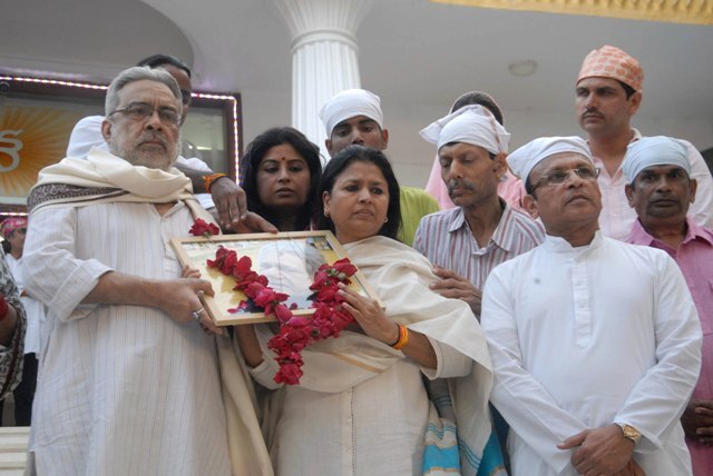সভায় যোগ দেন বলিউডের নামি দামি তারকারা। অমিতাভ বচ্চন, অভিষেক বচ্চন, ঐশ্বর্যা রাই বচ্চন, জ্যাকি শ্রফ, শাবানা আজমি, নাসিরুদ্দিন শাহ, রত্না পাঠক শাহ, পঙ্কজ কপূর, সুপ্রিয়া পাঠক- কে ছিলেন না!