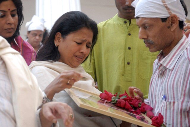 কান্নায ভেঙে পড়লেন ওমের প্রথম স্ত্রী সীমা। (ছবি:নীতিন লবাতে/ সোলারিস ইমেজেস)