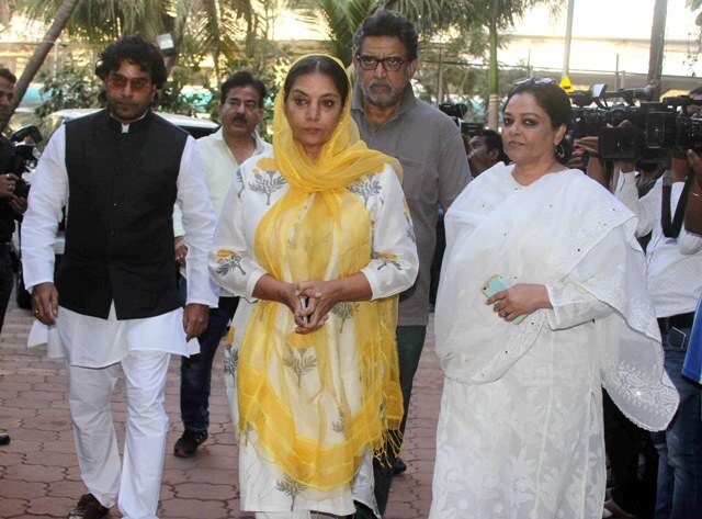 আশুতোষ রানা, শাবানা আজমি, সিনেমাটোগ্রাফার বাবা আজমি ও অভিনেত্রী তানভি আজমি। (ছবি: প্রবীণ উত্তুরকর/ সোলারিস ইমেজেস)
