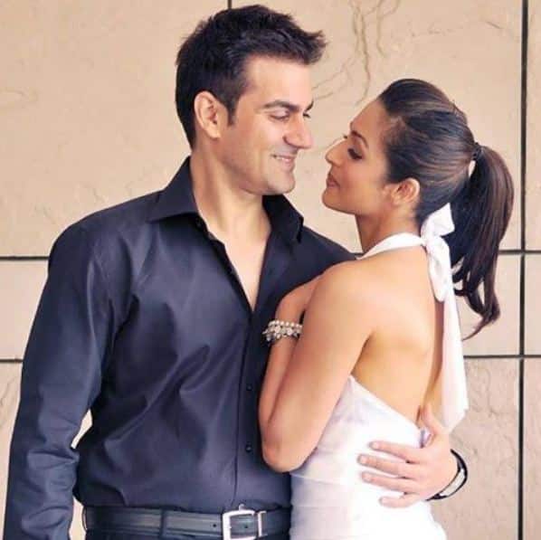 একটি নৃত্য সংক্রান্ত রিয়েলটি শো-এ মালাইকা ‘খান’ পদবি ব্যবহার করতে অস্বীকার করার পর আরবাজের সঙ্গে তাঁর বিচ্ছেদ ঘিরে জল্পনা শুরু হয়েছিল। এরপর রিয়েলটি টিভি শো পাওয়ার কাপল-এর সঞ্চালক হিসেবেও তাঁদের ভূমিকা জল্পনা আরও জোরাল করে। শেষপর্যন্ত তিনটি শো একসঙ্গে করেন তাঁরা। তাও আলাদা গাড়িতে চড়ে শ্যুটিংয়ের জন্য আসেন তাঁরা। এমনকি আলাদা গ্রিনরুম ব্যবহার করেন তাঁরা। (ALL IMAGES: INSTAGRAM/MALAIKA AORA FAN PAGES) 