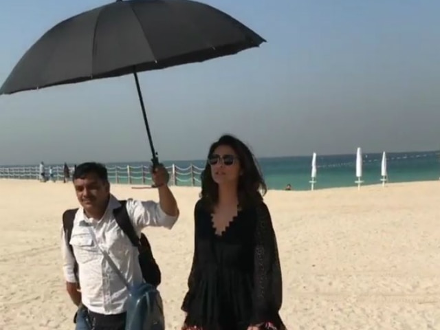 Parineeti Chopras Post Of Man Holding Her Umbrella Is Getting Angry Responses পরিণীতির মাথায় ছাতা ধরেছেন এক ব্যক্তি, এই ছবি দেখে রেগে লাল নেটিজেনরা