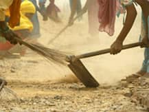 ডান হাত-পা অসাড়, ৩ বছর রোজ ৬ ঘন্টা ধরে মাটি কেটে রাস্তা বানালেন কেরলের প্রৌঢ়