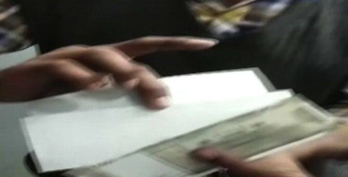 Now Rs 500 Note With One Printed Side Found In Madhya Pradesh ফের ছাপায় ত্রুটি! এটিএম থেকে মিলল একদিক সাদা ৫০০ টাকার নোট