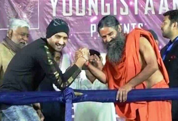 Harbhajan Singh And Baba Ramdev Arm Wrestling হরভজনের সঙ্গে পাঞ্জা লড়লেন রামদেব