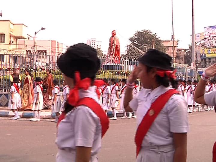 বিভিন্ন প্রান্ত থেকে স্কুল ছাত্রছাত্রীরা বর্ণাঢ্য শোভাযাত্রা করে বেলুড় মঠে পৌঁছয়