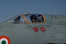 মিগ-২১ টাইপ ৯৬ চালালেন বায়ুসেনা প্রধান বিএস ধানোয়া