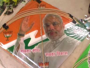নোটের পাশাপাশি প্রধানমন্ত্রীর ছবি দেওয়া ‘সবকা সাথ, সবকা বিকাশ’ লেখা ঘুড়িও ভালই বিক্রি হচ্ছে