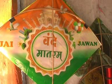 নোট বাতিল এবং নতুন নোট চালু হওয়া নিয়ে ঘুড়িতে নানা স্লোগান দেখা যাচ্ছে। তবে তাতেও প্রধানমন্ত্রীর জনপ্রিয়তা কমেনি