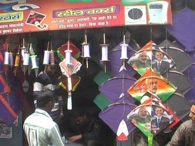 মোদীর ছবি দেওয়া ঘুড়িকে আকাশ থেকে মাটিতে নামিয়ে দেওয়ার জন্য তৈরি কংগ্রেসের মাঞ্জা। সনিয়া গাঁধী ও রাহুল গাঁধীর সমর্থকদের দাবি, এই মাঞ্জা মোদীর ঘুড়ি কেটে দেবে