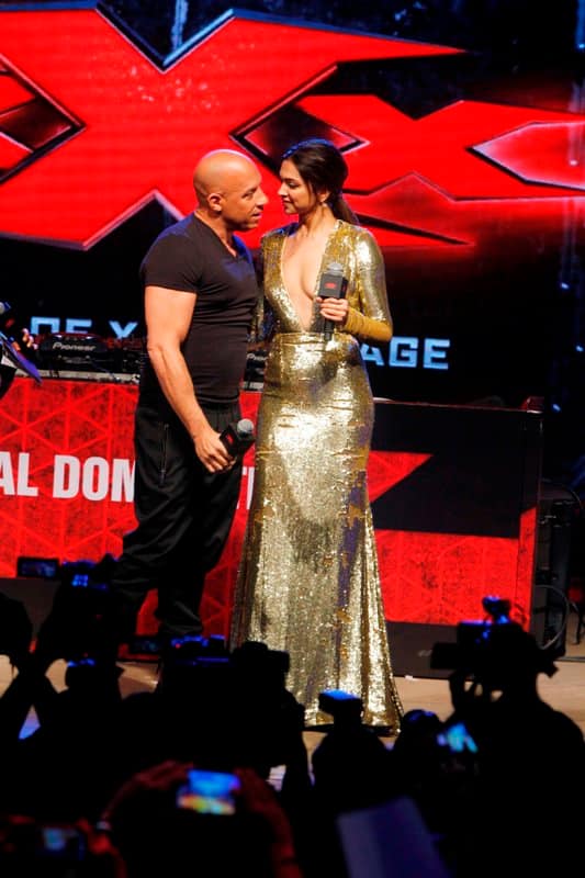 ছবির প্রচারে ফ্যানদের সঙ্গে দেখা করছেন দীপিকা ও ভিন ডিজেল। (সঙ্কেত শিন্ডে/সোলারিস ইমেজেস)