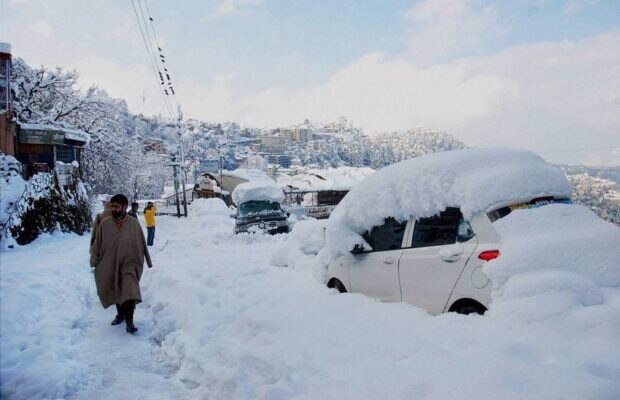 5 Army Personnel Trapped Under Snow Rescued Safely After Some Hours তুষারধসে কয়েক ঘন্টা বরফের নীচে আটক ৫ সেনা জওয়ান উদ্ধার কাশ্মীরে