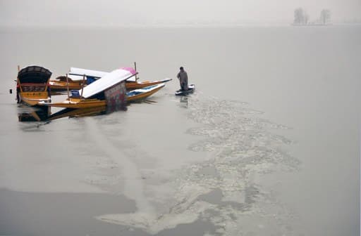 গুলমার্গে সোমবারের সর্বনিম্ন তাপমাত্রা ছিল মাইনাস ৮ ডিগ্রি সেলসিয়াস। পহলগামে ছিল মাইনাস ৩.২।