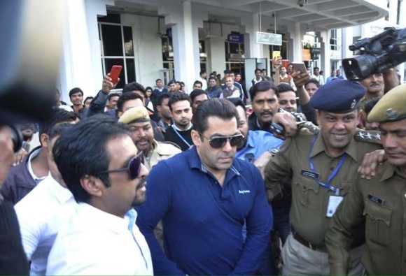 Salman Khan Walks Free In Arms Act Case Acquitted By Jodhpur Court অস্ত্র মামলায় সলমনকে রেহাই যোধপুর আদালতের, হাইকোর্টে চ্যালেঞ্জ জানাবে বিশনই সম্প্রদায়