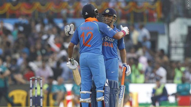 Virender Sehwag Applauds Yuvraj Singh Ms Dhoni In Unique Style অভিনব কায়দায় যুবি ও ধোনির প্রশংসায় বীরু