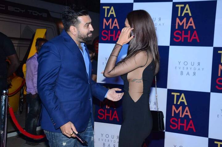 একটি অনুষ্ঠানে গিয়েছিলেন অভিনেত্রী এষা গুপ্তা। সেখানে তাঁর এই পোশাকের বৈচিত্র্য সকলের নজর কাড়ল