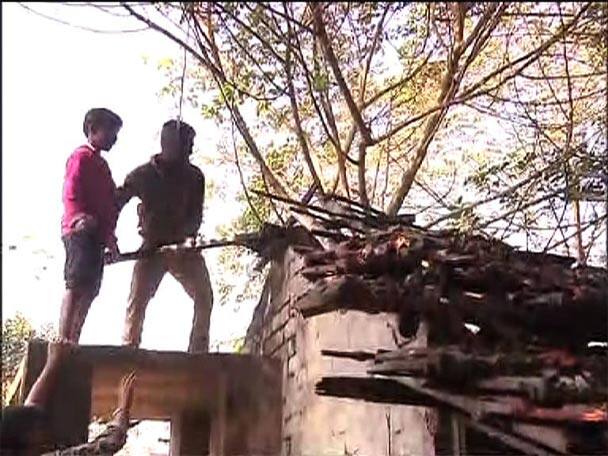 People Of Boral Are Furious With Criminal Activities দুষ্কৃতীদের বিরুদ্ধে ক্ষোভে ফুঁসছে বোড়াল