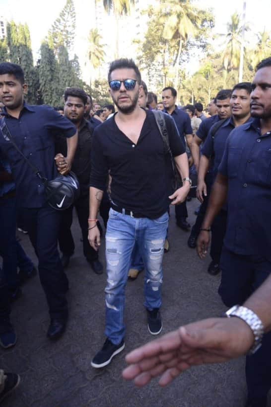 সোমবার ‘রইস’-এর প্রচার করতে ভারতের বিভিন্ন শহরে ট্রেনে করে ঘোরা শুরু করেছেন শাহরুখ খান। দেখুন তাঁর সফরের কিছু ঝলক