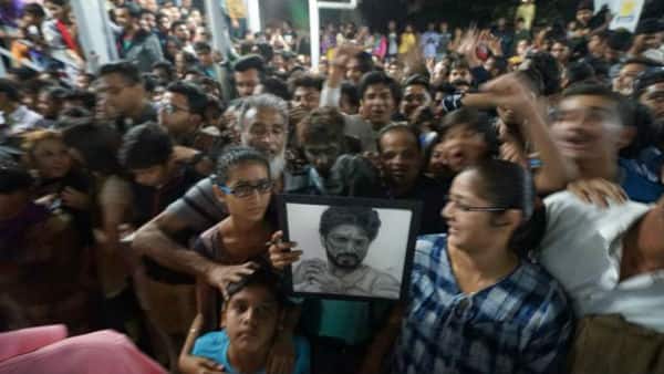 সোমবার ‘রইস’-এর প্রচার করতে ভারতের বিভিন্ন শহরে ট্রেনে করে ঘোরা শুরু করেছেন শাহরুখ খান। দেখুন তাঁর সফরের কিছু ঝলক