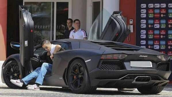 কব্জির চোট, বান্ধবীকে নিয়ে গাড়ি চালিয়ে ফিরতে গিয়ে যন্ত্রণায় অ্যাম্বুলেন্সে হাসপাতালে রোনাল্ডো While Returning Back From Holiday Ronald Suddenly Hit With Hand Pain Midway Send To Hospital কব্জির চোট, বান্ধবীকে নিয়ে গাড়ি চালিয়ে ফিরতে গিয়ে যন্ত্রণায় অ্যাম্বুলেন্সে হাসপাতালে রোনাল্ডো