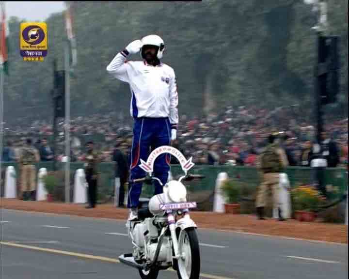 প্রজাতন্ত্র দিবসের কুচকাওয়াজে দিল্লির রাজপথে সেনা বাহিনীর বাইক নিয়ে স্টান্ট