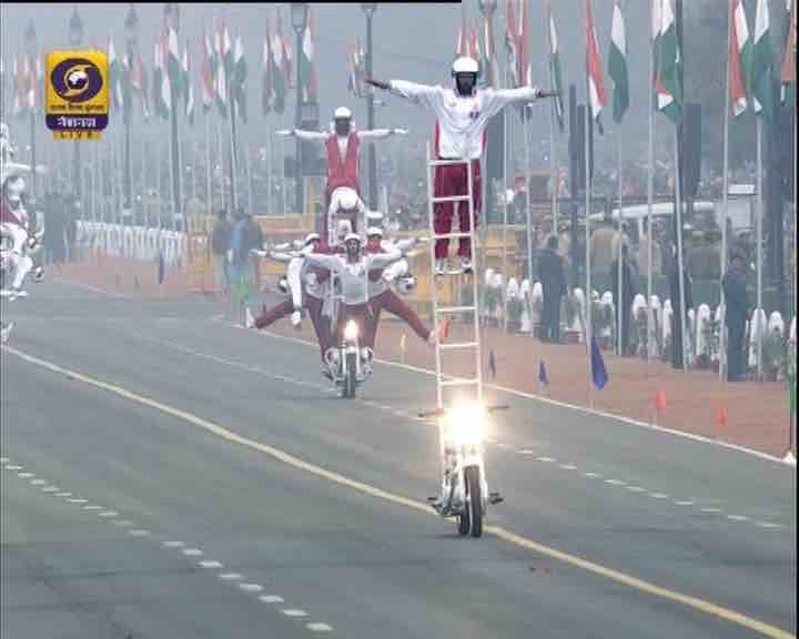 প্রজাতন্ত্র দিবসের কুচকাওয়াজে দিল্লির রাজপথে সেনা বাহিনীর বাইক নিয়ে স্টান্ট