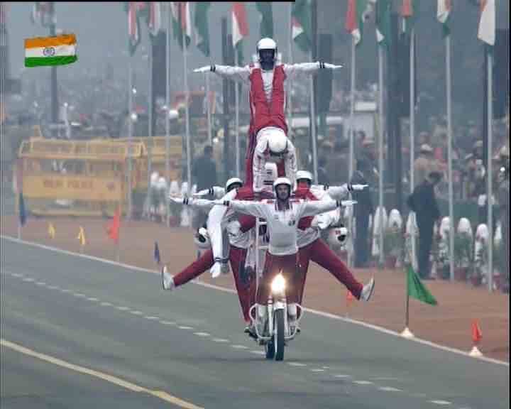 প্রজাতন্ত্র দিবসের কুচকাওয়াজে দিল্লির রাজপথে সেনা বাহিনীর বাইক নিয়ে স্টান্ট