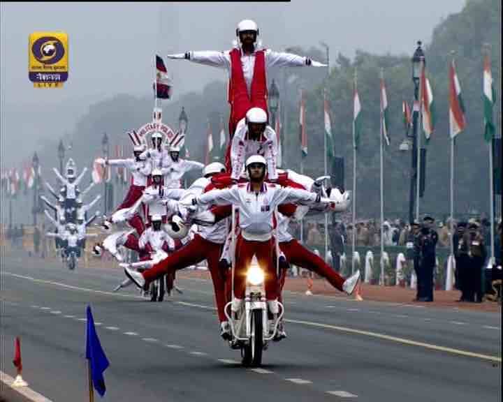 প্রজাতন্ত্র দিবসের কুচকাওয়াজে দিল্লির রাজপথে সেনা বাহিনীর বাইক নিয়ে স্টান্ট