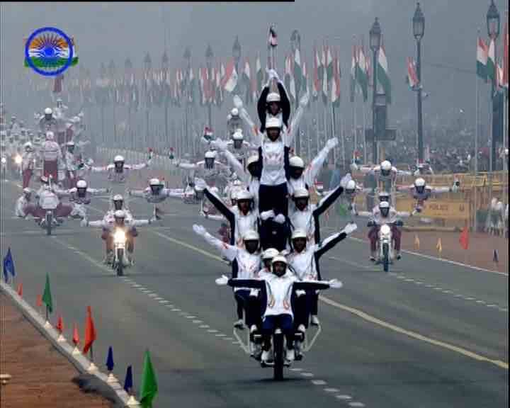 প্রজাতন্ত্র দিবসের কুচকাওয়াজে দিল্লির রাজপথে সেনা বাহিনীর বাইক নিয়ে স্টান্ট