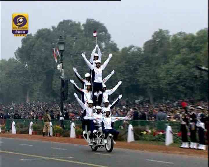 প্রজাতন্ত্র দিবসের কুচকাওয়াজে দিল্লির রাজপথে সেনা বাহিনীর বাইক নিয়ে স্টান্ট