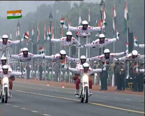 প্রজাতন্ত্র দিবসের কুচকাওয়াজে সেনা বাহিনীর বাইক নিয়ে স্টান্ট, দেখুন ছবিতে প্রজাতন্ত্র দিবসের কুচকাওয়াজে সেনা বাহিনীর বাইক নিয়ে স্টান্ট, দেখুন ছবিতে