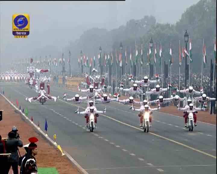 প্রজাতন্ত্র দিবসের কুচকাওয়াজে দিল্লির রাজপথে সেনা বাহিনীর বাইক নিয়ে স্টান্ট