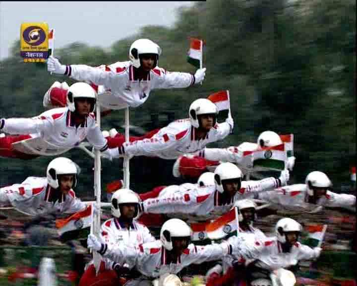 প্রজাতন্ত্র দিবসের কুচকাওয়াজে দিল্লির রাজপথে সেনা বাহিনীর বাইক নিয়ে স্টান্ট