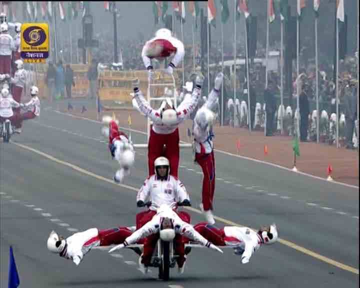 প্রজাতন্ত্র দিবসের কুচকাওয়াজে দিল্লির রাজপথে সেনা বাহিনীর বাইক নিয়ে স্টান্ট
