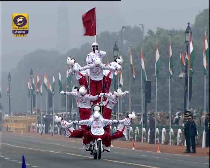 প্রজাতন্ত্র দিবসের কুচকাওয়াজে দিল্লির রাজপথে সেনা বাহিনীর বাইক নিয়ে স্টান্ট