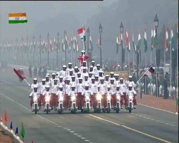 প্রজাতন্ত্র দিবসের কুচকাওয়াজে দিল্লির রাজপথে সেনা বাহিনীর বাইক নিয়ে স্টান্ট