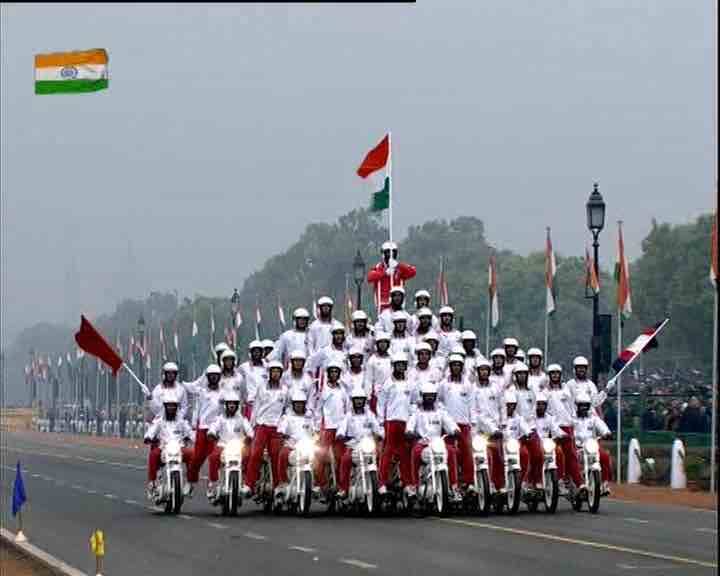 প্রজাতন্ত্র দিবসের কুচকাওয়াজে দিল্লির রাজপথে সেনা বাহিনীর বাইক নিয়ে স্টান্ট