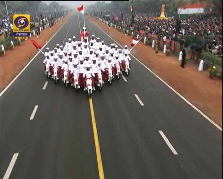 প্রজাতন্ত্র দিবসের কুচকাওয়াজে দিল্লির রাজপথে সেনা বাহিনীর বাইক নিয়ে স্টান্ট