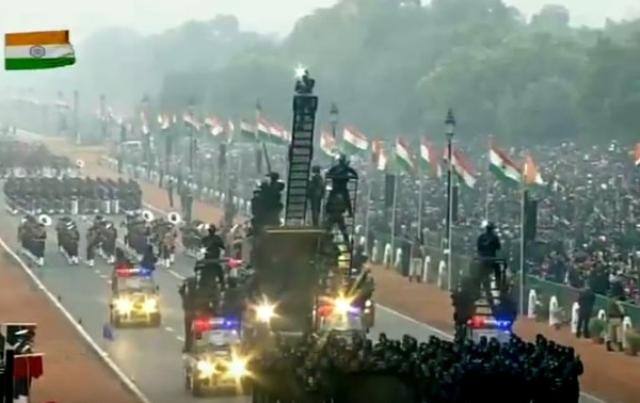  প্রায় ১৪০ জন সংখ্যায়। কালো পোশাক। ব্যালাক্লাভা হেডগিয়ার। হাতে স্পেশাল অ্যাসল্ট রাইফেল এমপি-৫। বৃহস্পতিবার রাজধানীর রাজপথে সাধারণতন্ত্র দিবসের কুচকাওয়াজে প্রথম দেখা গেল এলিট এনএসজি বাহিনীর ব্ল্যাক ক্যাট কমান্ডোদের। প্যারেডের ঔজ্জ্বল্য কয়েকগুণ বাড়িয়ে দিলেন তাঁরা। শোভাযাত্রা করে তাঁরা চলে গেলেন এনএসজি-র জন্য গীতিকার জাভেদ আখতারের লেখা হাম ‘হ্যায় না হ্যায় না হিন্দুস্থান’ গানটি গাইতে গাইতে। ছবি-সৌজন্যে এমআইবি, পিআইবি, এএনআই।
