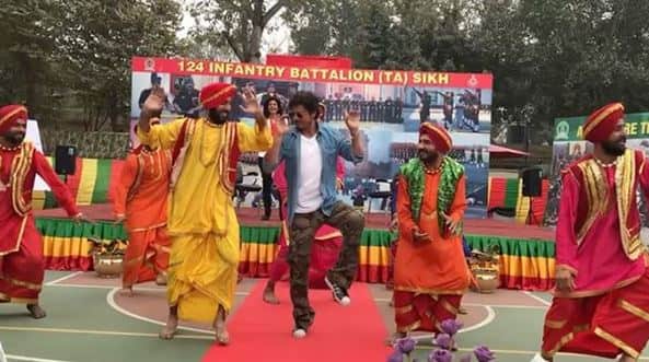 অন্যদের সঙ্গে তাল মিলিয়ে নাচলেন শাহরুখ। ছবি সৌজন্যে ইনস্টাগ্রাম