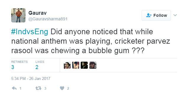 গৌরব শর্মা লিখেছেন, কারুর কি নজরে এসেছে, জাতীয় সঙ্গীতের সময় ভারতীয় ক্রিকেটার পারভেজ রসুল চুইংগাম চিবোচ্ছিলেন। 