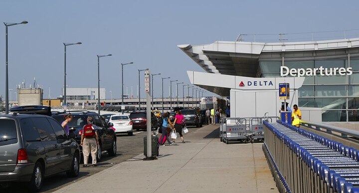 Hijab Clad Woman Kicked Shouted At By Traveller At Jfk ‘ট্রাম্প এসেছে, তোমরা জব্দ হবে’, নিউইয়র্কে মুসলিম মহিলা বিমানকর্মীকে লাথি, শাসানি