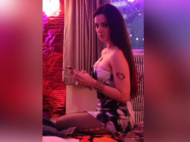 ‘দেবী’ এমন একজন মহিলার গল্প, যে এক পুরুষের প্রেমে পাগল হয়ে নিজের জীবন তাতেই বরবাদ করে দেয়। যার প্রতি তার প্রেম, সেই পুরুষ ও সমাজ কীভাবে, কোন চোখে তাকে দেখছে, ওই মহিলাই বা কীভাবে দেখছে গোটা ব্যবস্থা, এই নিয়ে এগিয়েছে ছবির গল্প। 