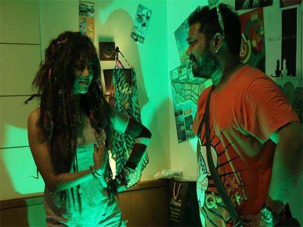 ছবিতে দেখানো হবে দেবদাস যদি মেয়ে হতেন, তাহলে কী হত। তাহলেও কি তিনি গণ্য হতেন চিরন্তন প্রেমের প্রতীক হিসেবে? তাঁকে কি সমাজে ফিরে আসার সুযোগ দেওয়া হত, নাকি গণ্য করা হত নষ্ট মেয়ে হিসেবে? 