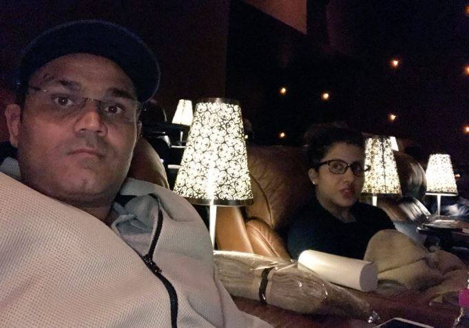 স্ত্রী আরতিকে নিয়ে কাবিল দেখতে গিয়েছিলেন সহবাগ। সোশ্যাল মিডিয়ায় সেই ছবি দিয়ে হৃত্বিকের প্রশংসা করেছেন তিনি। কাবিল সুন্দর ছবি বলেও উল্লেখ করেছেন বীরু