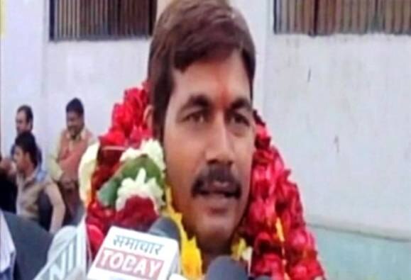 Up Independent Candidate Admits Entering Politics Only For Money Says Ill Fool People টাকা কামাতে রাজনীতিতে আসার কথা স্বীকার করে নির্দল প্রার্থী বললেন, ‘লোককে বোকা বানাব’