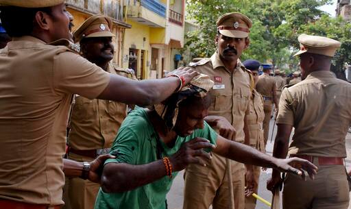 সংঘর্ষে আহতর সাহায্যে পুলিশ কর্মীরা। (এপি ফটো)
