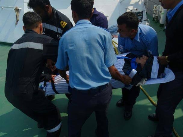 এই পরিস্থিতিতে ত্রাতা হিসেবে এগিয়ে আসে উপকূলরক্ষী বাহিনী। খবর পেয়েই সকাল সাড়ে ৮টা নাগাদ ফাস্ট ইন্টারসেপ্টর বোট নিয়ে জাহাজের উদ্দেশে রওনা দেয় বাহিনীর একটি মেডিক্যাল টিম।